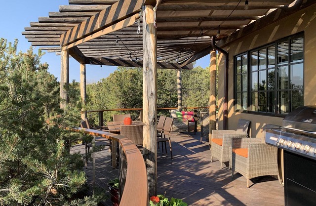Peaceful Eastside Retreat Near Museum Hill & Plaza, Panoramic Mountain Views