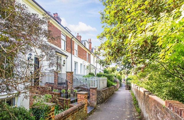 Peaceful elevated residential area - 10 minute walk to city centre
