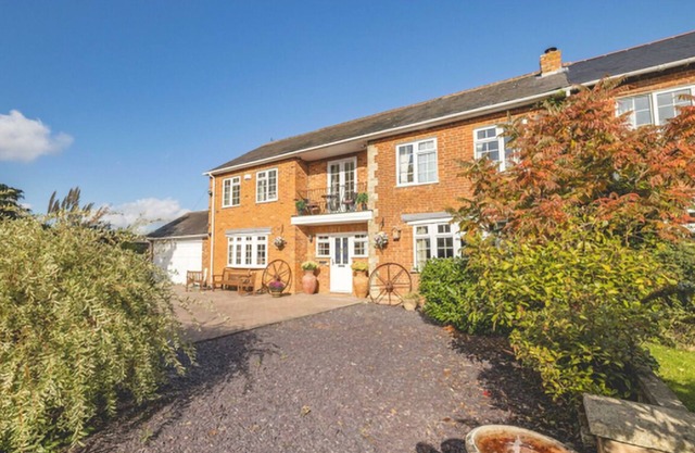 Peaceful gated retreat with a beautiful garden minutes from Ascot and Windsor.