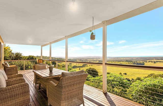 Peaceful Hinterland Hideaway- 5 * Location! Quick links to Lennox & Byron.
