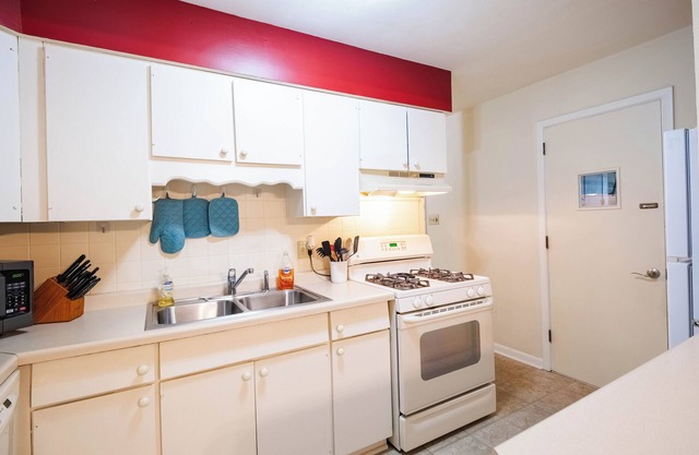 Peaceful Home, Near UIUC, King Bed, Quiet Street