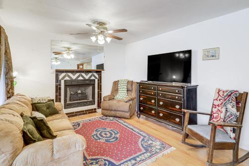 Peaceful Home with Yard 13 Mi to Downtown Houston!