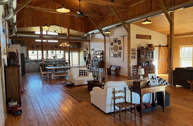 Peaceful Kentucky barn home near KY Derby, PGA and Bourbon Trail.