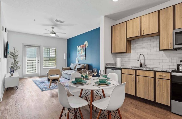 Peaceful King Oasis w/Pool View Gym Close to Parks