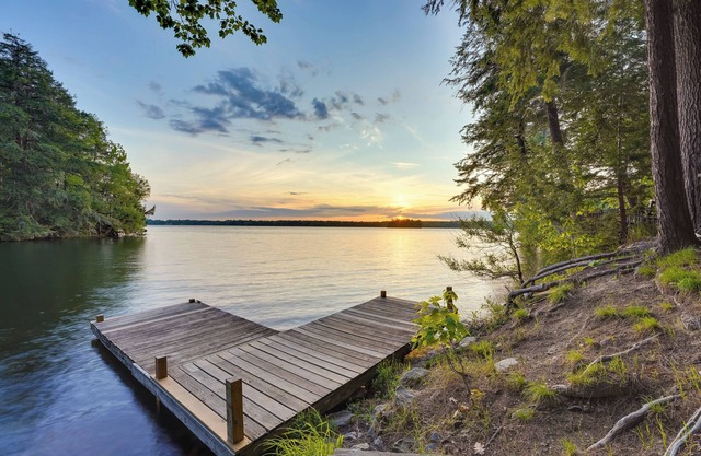 Peaceful Lakefront Maine Cabin w/Sunset Views