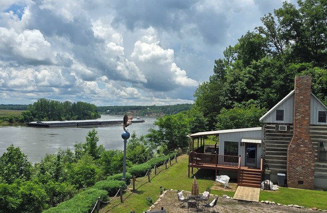 Peaceful log cabin on Tennessee River! Pet friendly, close to historical sites.