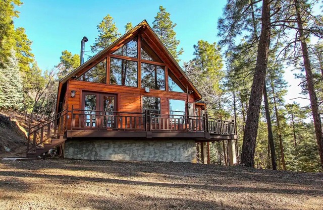 Peaceful, picturesque, Cabin in the mountains !