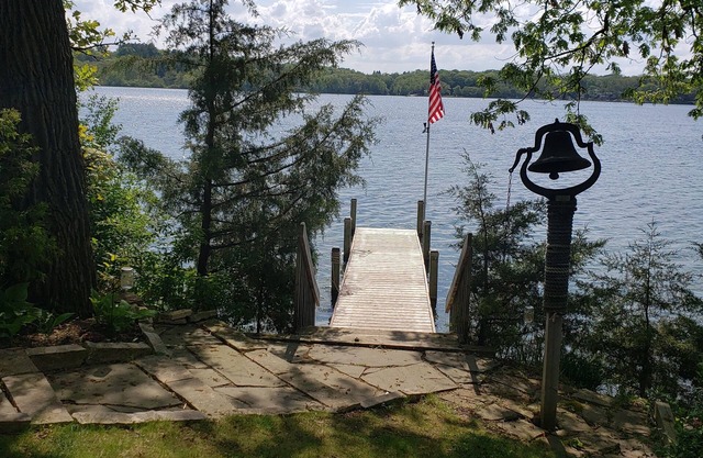 Peaceful & "Pleasant" Lake Retreat on "The Point"