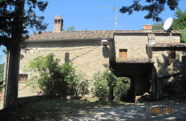 Peaceful rustic house with stunning views, garden and pergola.