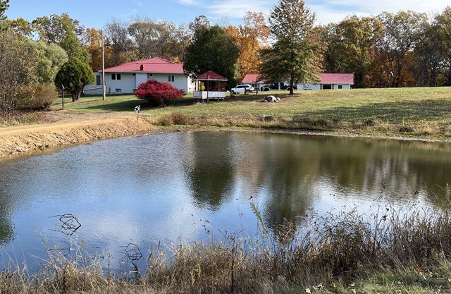 Peaceful, spacious 4 bedroom house in the country - Gazebo/Pondn