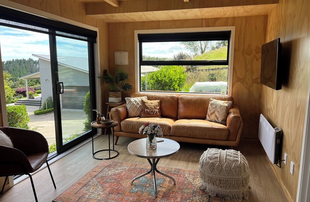 Peaceful, stylish 2 bdrm retreat - rural views and birdsong - 10mins from CBD!
