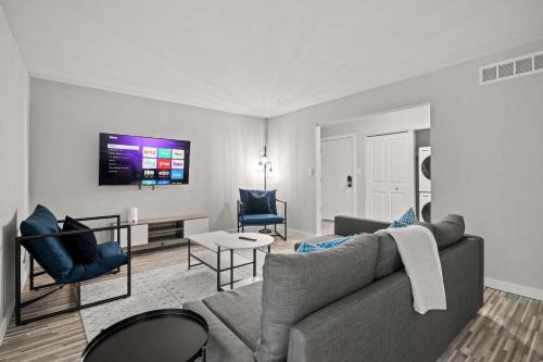Peaceful & Trendy Unit Near Attractions