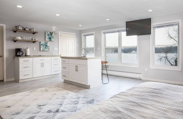 Peaceful updated Studio overlooking Irondequoit Bay