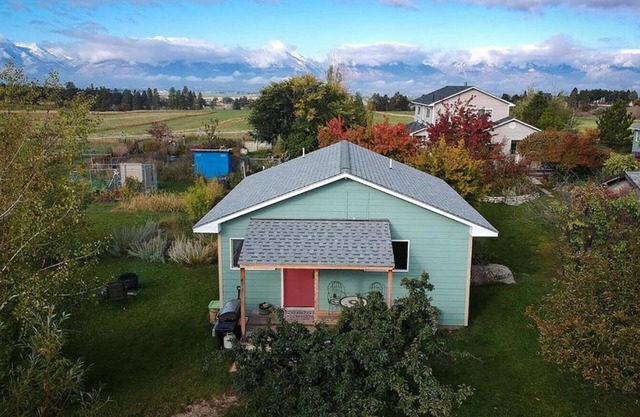 Peaceful Vacation Getaway, Private Yard, Hot Tub, 360 Views Clean & Cozy Cottage
