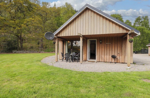 PEBBLES COTTAGE, pet friendly, with a garden in Strathpeffer