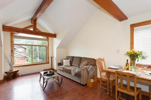 Pemberton Valley 1 bedroom suite with king size bed WIFI cable TV walk to Village