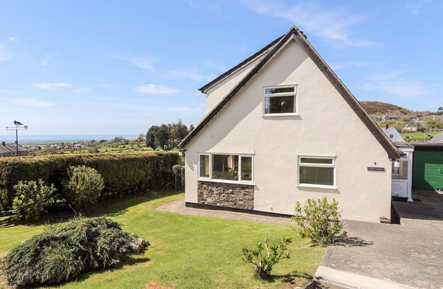 PEN Y GARTH, pet friendly, with a garden in Llanbedrog