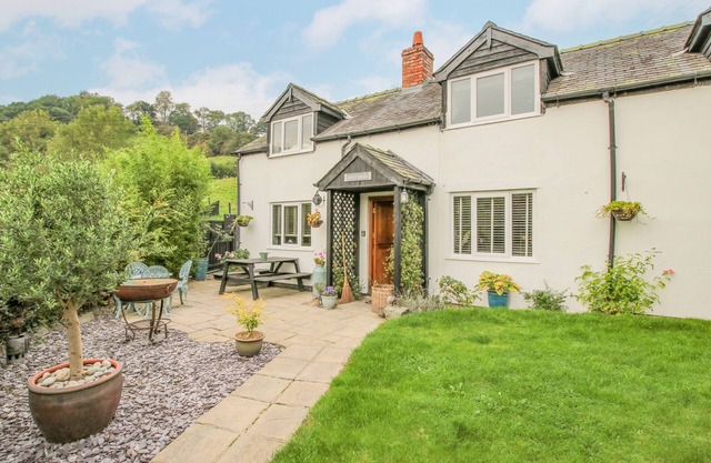 PEN Y GROES, pet friendly, character holiday cottage in Berriew