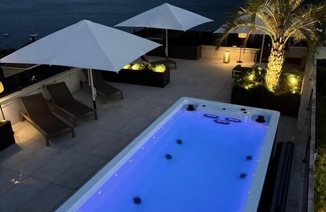Penthouse apartment with sea view and pool area