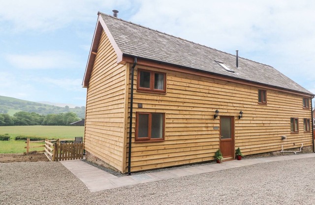 PENTRE FAWR, family friendly, with hot tub in Llandrindod Wells