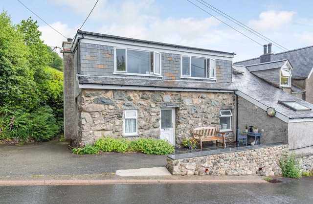 PENTY, pet friendly, country holiday cottage in Dolgellau