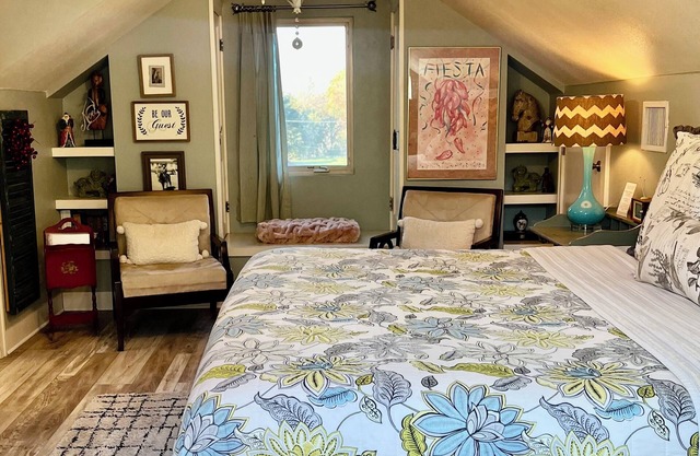 PERFECT COUPLES GET AWAY IN THE HEART OF DOWNTOWN BOERNE!