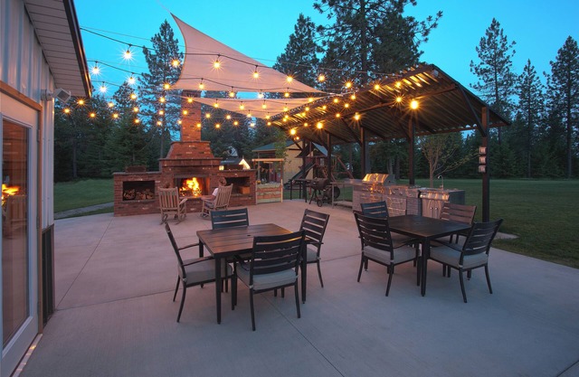 Perfect for corporate retreats, family reunions. Near Silverwood. Sleeps 38!