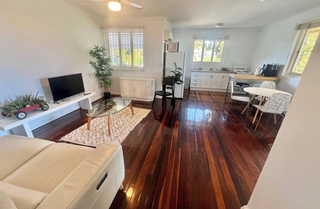Perfect Position in Paddington walk to Suncorp Restaurants Train and city cat