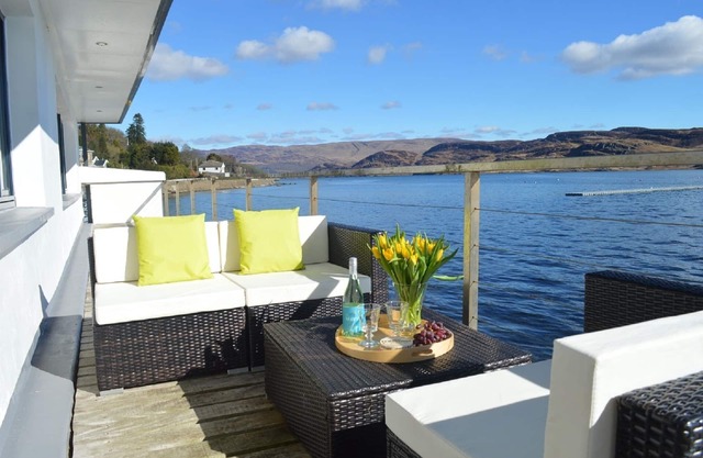 Perfect, restful, dramatic holiday home with fabulous 18 m balcony over the sea