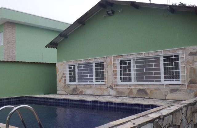 Perfect with swimming pool, barbecue and 200m from the beach.
