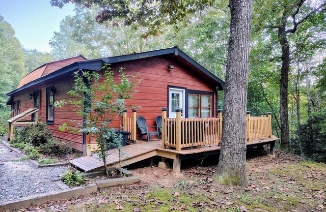 Perfectly Imperfect Cabin, in forest near Blue Ridge. Relax and enjoy nature.