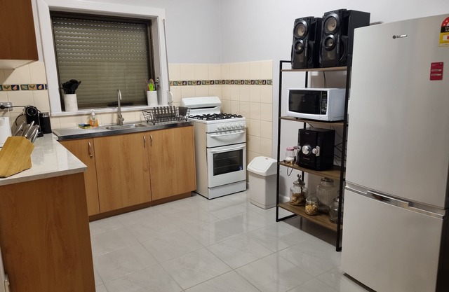 Pet freindly Home in Morphett Vale Adelaide South close to great Beaches 24 hrs