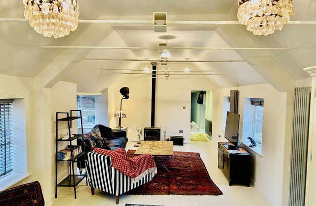Pet friendly 2 bed cottage - Hot tub, log burner and gardens in countryside