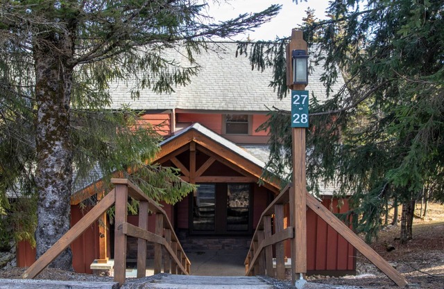 PET FRIENDLY 2br/2ba Tree Top -walk to ski/village