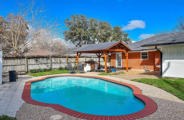 Pet Friendly, 3 bedroom home, w/Pool & Games!