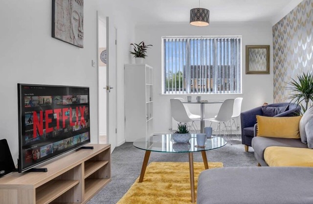 Pet-Friendly 3BR House Near West Brom Centre