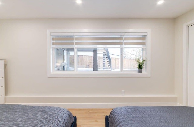 Pet Friendly Basement Suite w/3 Queen Beds