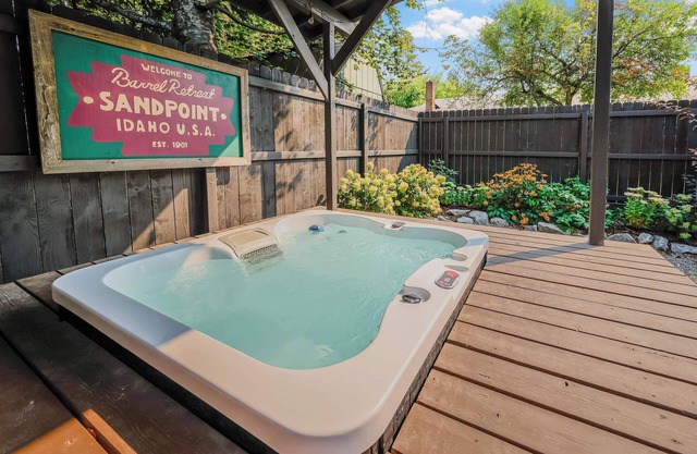 Pet friendly Boutique Townhome - Sauna & Hot tub