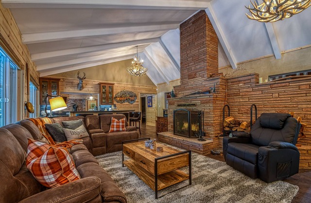 PET FRIENDLY CABIN IN CAMP CONNELL, IMPRESSIVE GAME ROOM AND MORE!