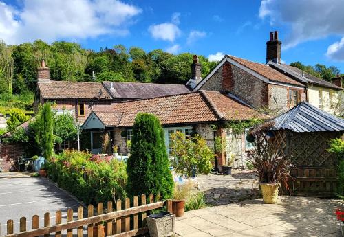 Pet Friendly - Countryside - Parking - Gardens
