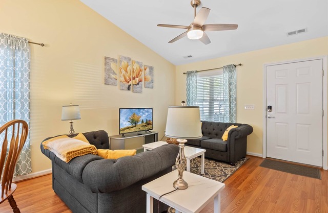 Pet Friendly * Fenced Yard * Downtown