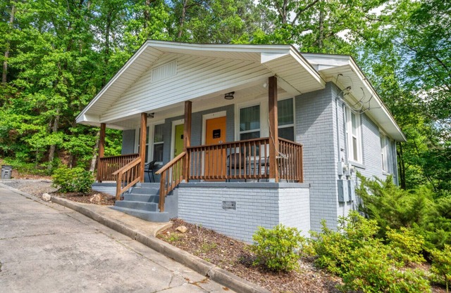 Pet friendly getaway in Downtown Hot Springs!