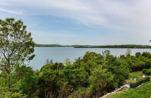 Pet-Friendly Luxury Condo on the Lake! - Full Kitchen, Whirlpool Tub, Pool - C4