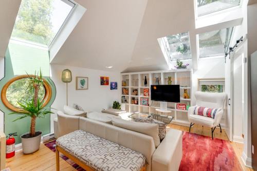 Pet-Friendly Minneapolis Studio Walk to Lake!