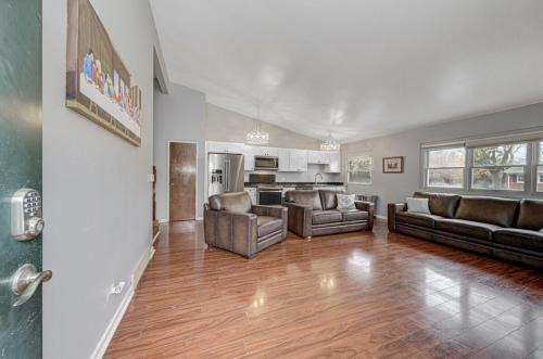 Pet Friendly Near Airport 25Mi to Downtown CHI