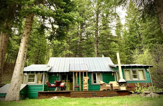 Pet Friendly quiet Cabin with privacy and backcountry access.