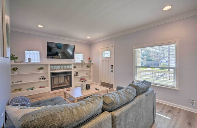 Pet-Friendly Sacramento Home ~ 5 to Downtown!