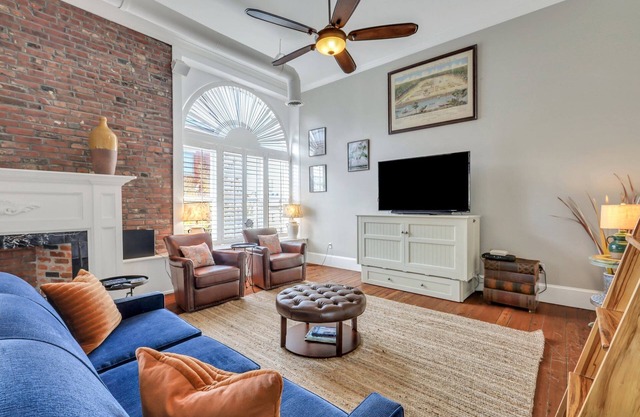 Pet Friendly, Walkable Loft in Heart of Downtown by Lucky Savannah