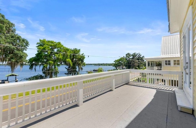 Pet friendly water front home in Palatka South Historic District with private dock that sleeps 8