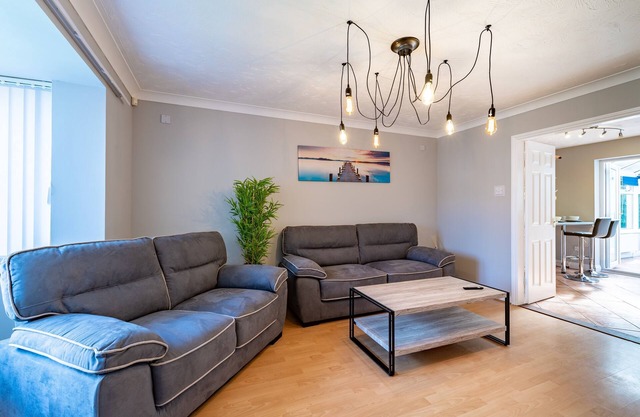 Peterborough Contractors,6Beds,2Baths,Free Parking6